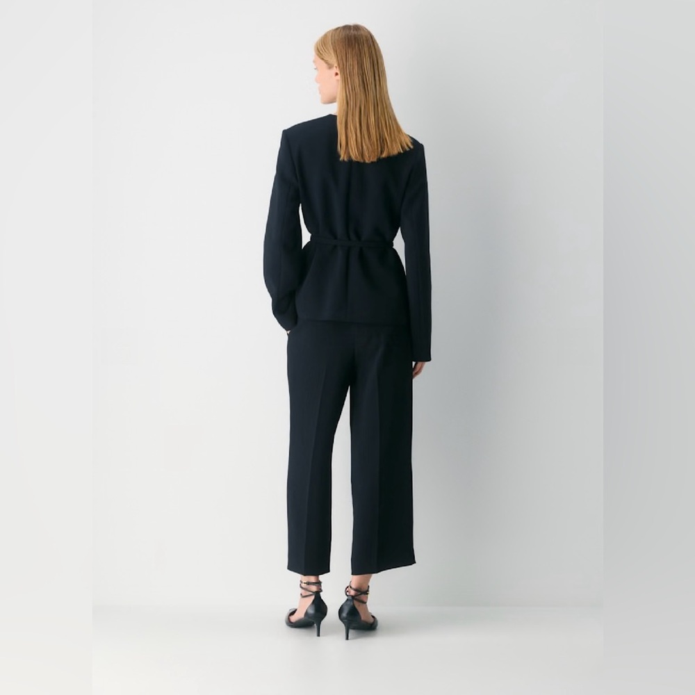 Aritzia The Effortless Pant™ Cropped (Black) - Size: 4 - Picture 3 of 8